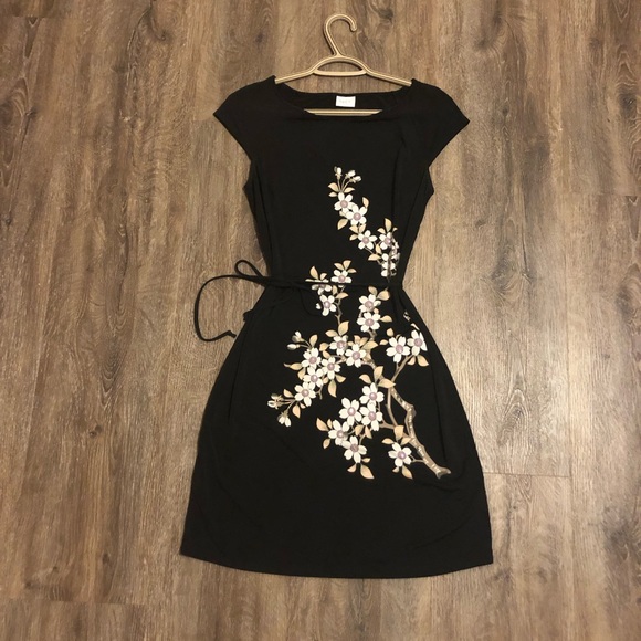 Suzie Shier Dresses & Skirts - Suzie Shier dress with flower design